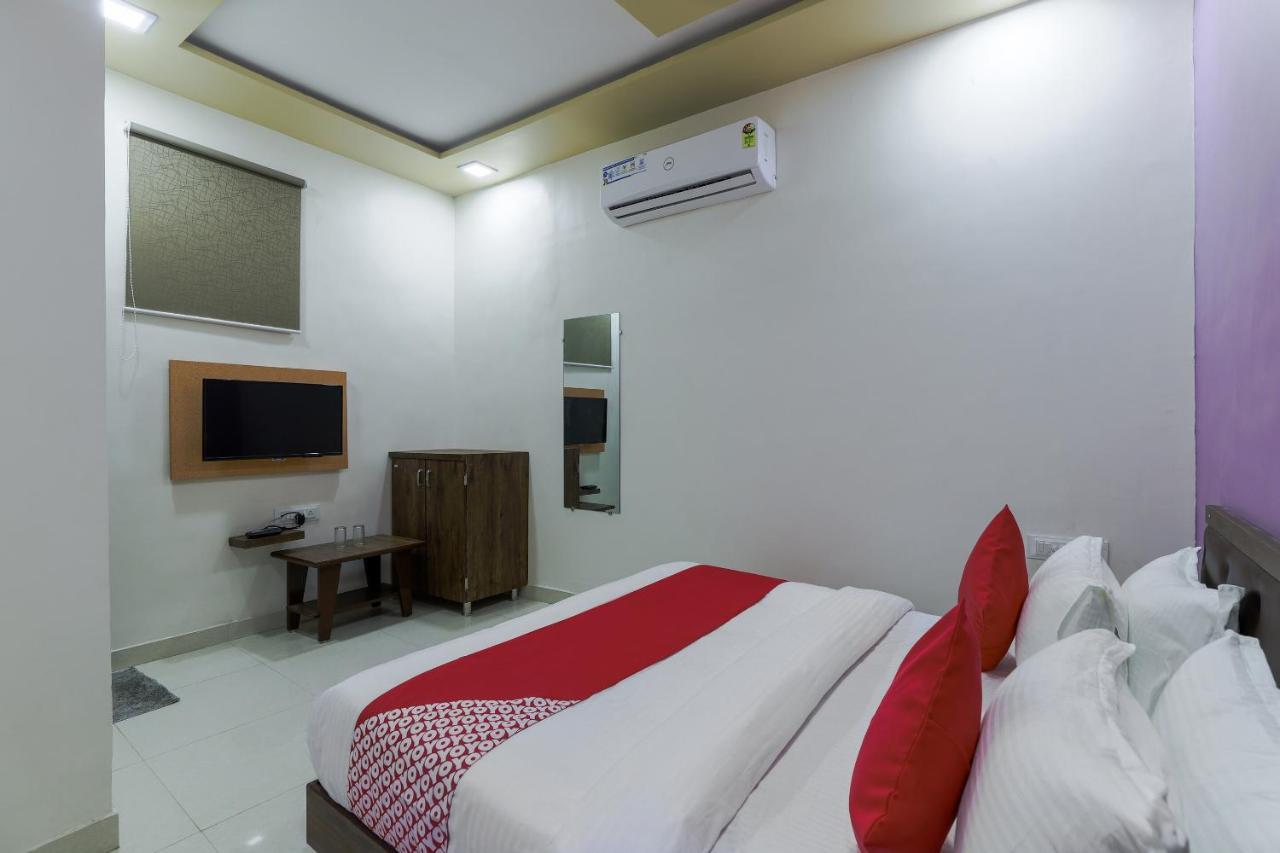 Oyo 47110 Hotel Royal Palace Naroda Eksteriør billede