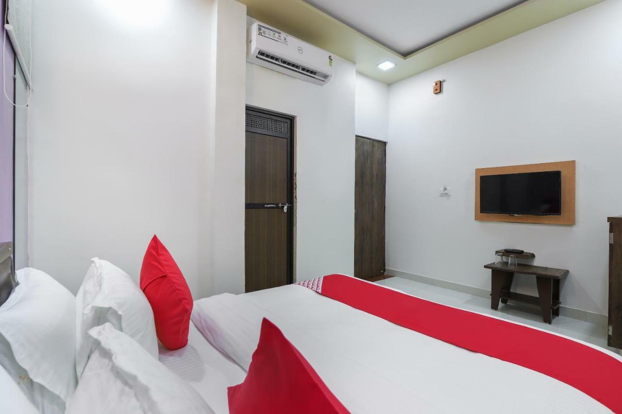 Oyo 47110 Hotel Royal Palace Naroda Eksteriør billede
